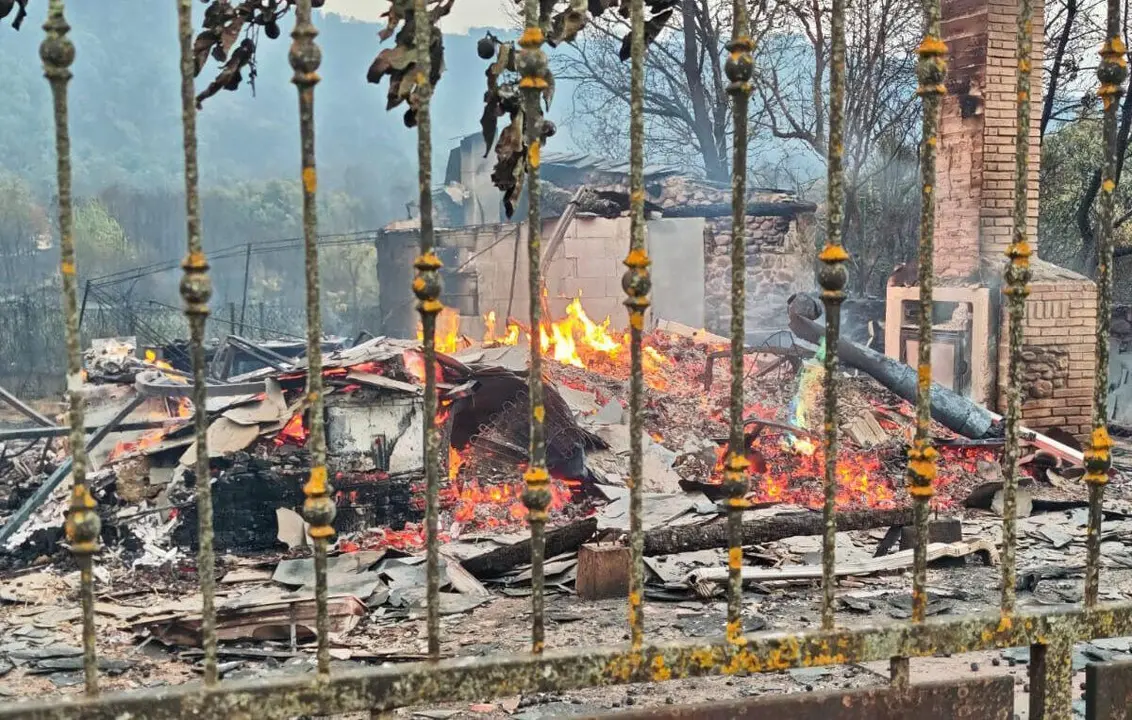 Casas afectadas por el incendio en el pueblo de Las M&eacute;dulas (Le&oacute;n). | ICAL