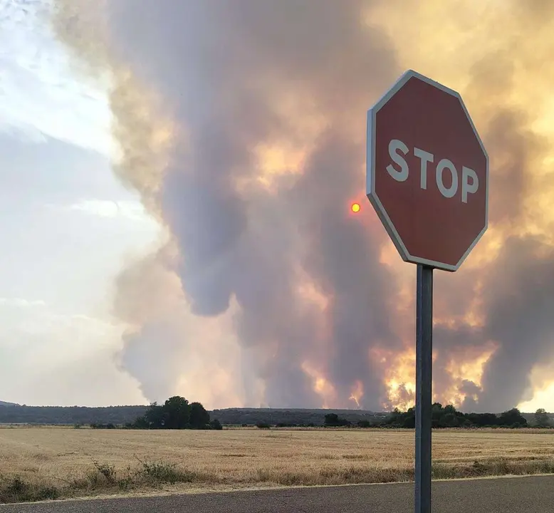 Javier L&oacute;pez. ICAL. Incendio forestal en Molezuelas de la Carballeda (Zamora), vist desde Alcubillas de Nogales, uno de los pueblos desalojados por este incendio