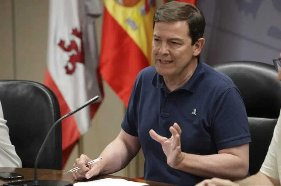 El presidente de la Junta, Alfonso Fern&aacute;ndez Ma&ntilde;ueco, ha presidido otro Ccopi y comparecido en rueda de prensa en Zamora pasada la media noche de este lunes negro. | ICAL