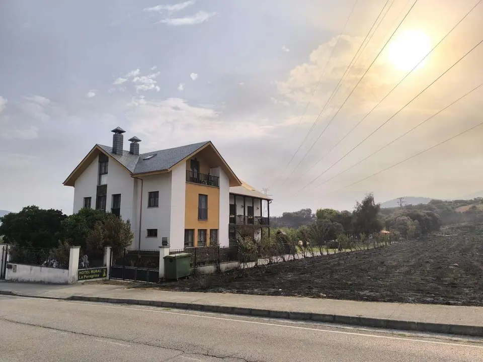 El hotel rural La Peregrina, un oasis en medio de un paisaje calcinado en Carucedo. | E.M.