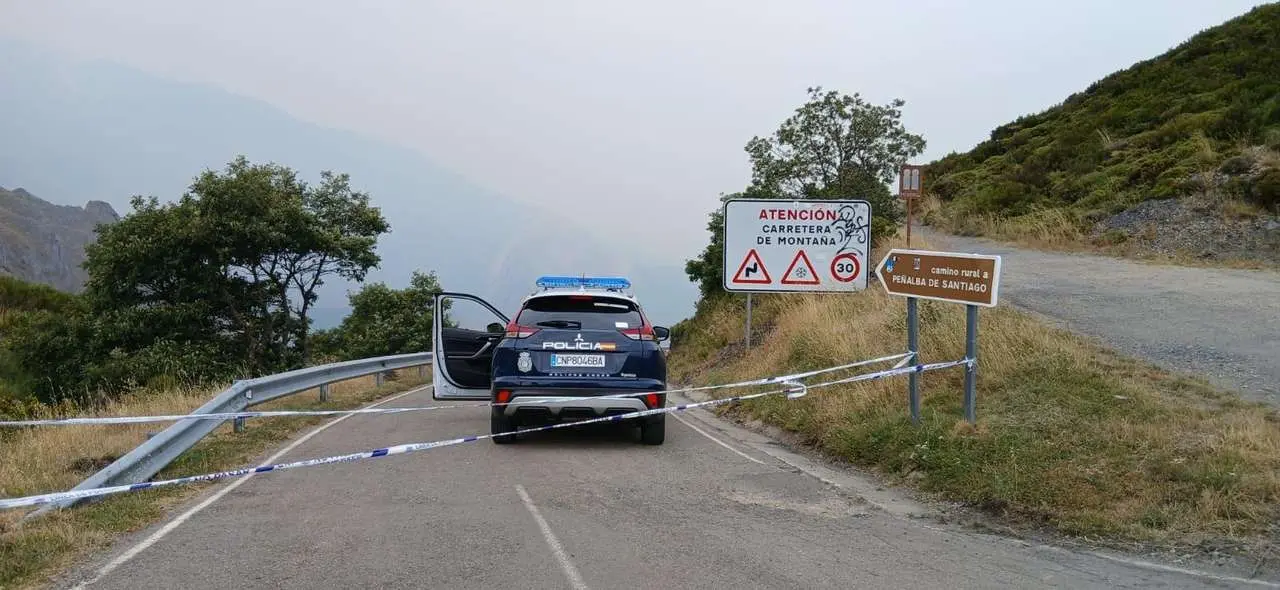 Acceso a Pe&ntilde;alba de Santiago cortado en los incendios de este verano.