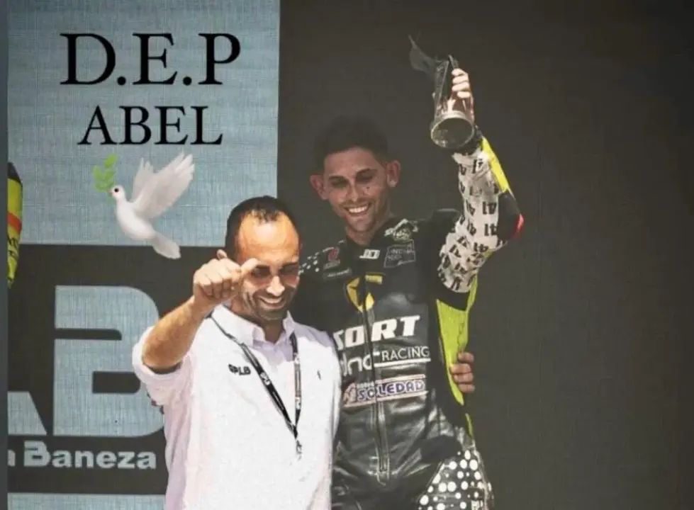 Abel Ramos, de blanco, en una fotograf&iacute;a que exhibe Aitor Cremades en sus redes. | @cremades_41