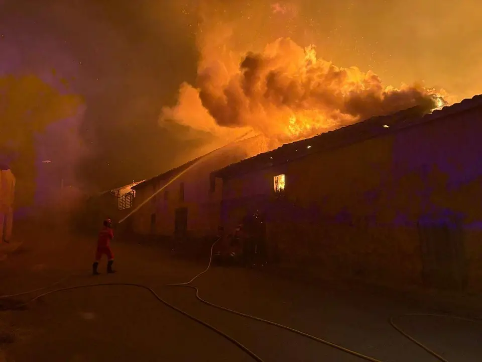 Trabajos de la UME en la extinci&oacute;n del incendio en Jim&eacute;nez de Jamuz. 