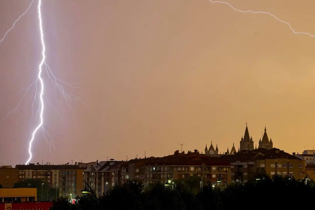 Tormenta en la capital leonesa. | CAMPILLO/ICAL