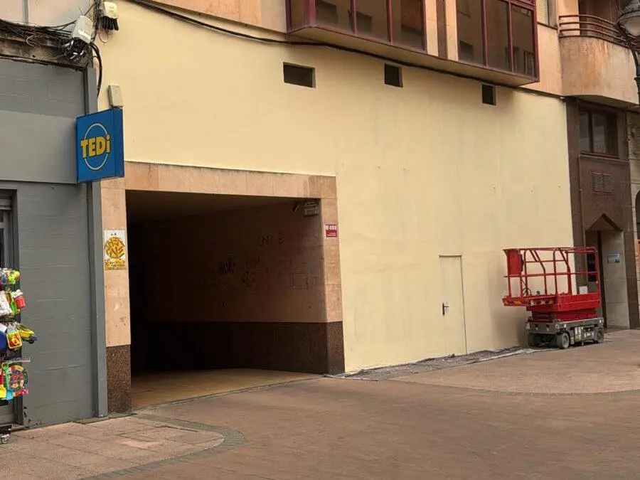 El lugar donde estaba el mural dedicado a la economista berciana Nevenka Fern&aacute;ndez en Ponferrada, hoy borrado.