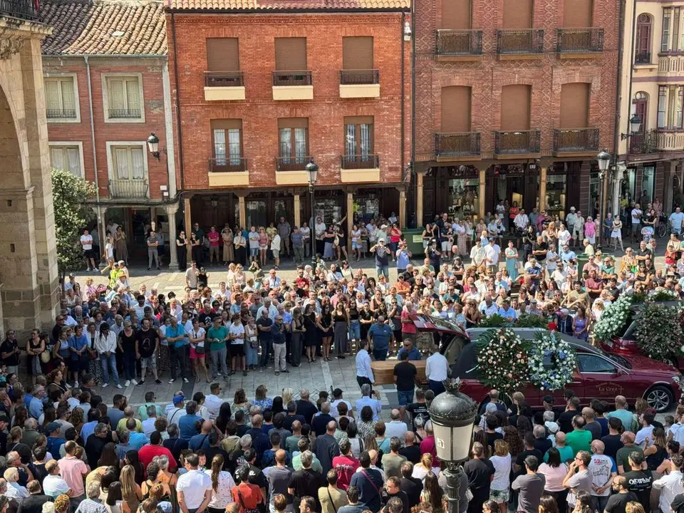 Funeral en La Ba&ntilde;eza por la primera de las tres v&iacute;ctimas mortales de los incendios en Le&oacute;n, Abel Ramos Falag&aacute;n. | LE&Oacute;N24HORAS
