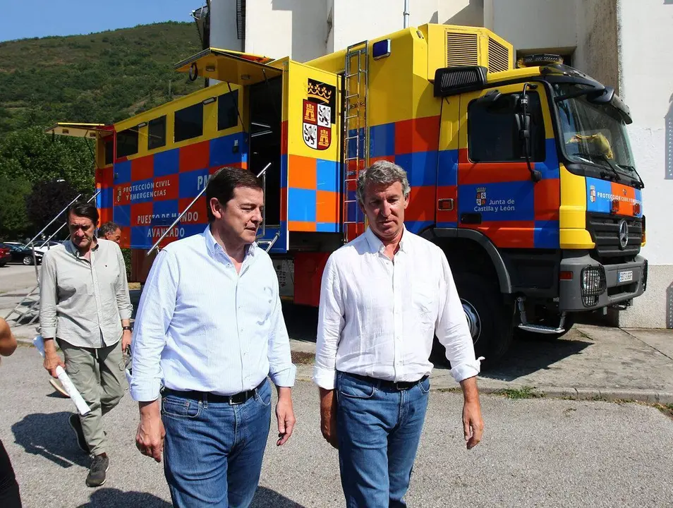 Feij&oacute;o visit&oacute; este viernes la zona del incendio de Palacios del Sil acompa&ntilde;ado de Ma&ntilde;ueco y Su&aacute;rez-Qui&ntilde;ones. | C&Eacute;SAR HORNIJA / ICAL
