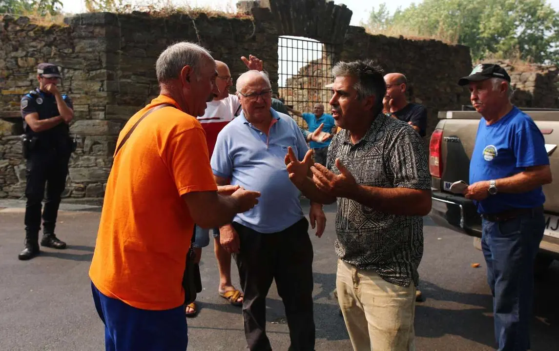 C&eacute;sar Hornija. ICAL. Vecinos desalojados de las localidades bercianas de Pe&ntilde;alba de Santiago, Bouzas, San Crist&oacute;bal de Valdueza, Espinoso de Compludo y Manzanedo de Valdueza por el incendio de Llamas de Cabrera (Le&oacute;n)