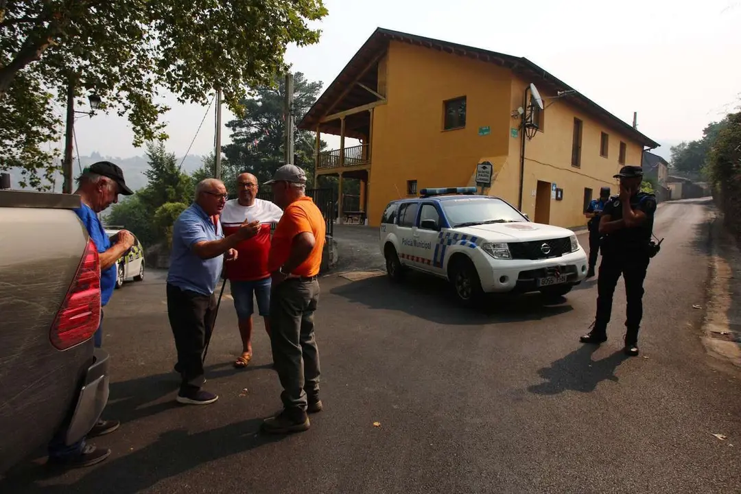 C&eacute;sar Hornija. ICAL. Vecinos desalojados de las localidades bercianas de Pe&ntilde;alba de Santiago, Bouzas, San Crist&oacute;bal de Valdueza, Espinoso de Compludo y Manzanedo de Valdueza por el incendio de Llamas de Cabrera (Le&oacute;n)