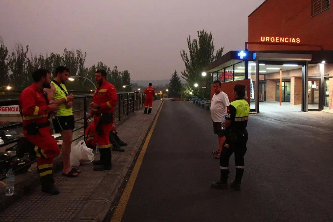 C&eacute;sar Hornija. ICAL. Efectivos de la UME junto a uno de sus compa&ntilde;eros heridos en el incendio de Yeres (Le&oacute;n), en el hospital El Bierzo de Ponferrada