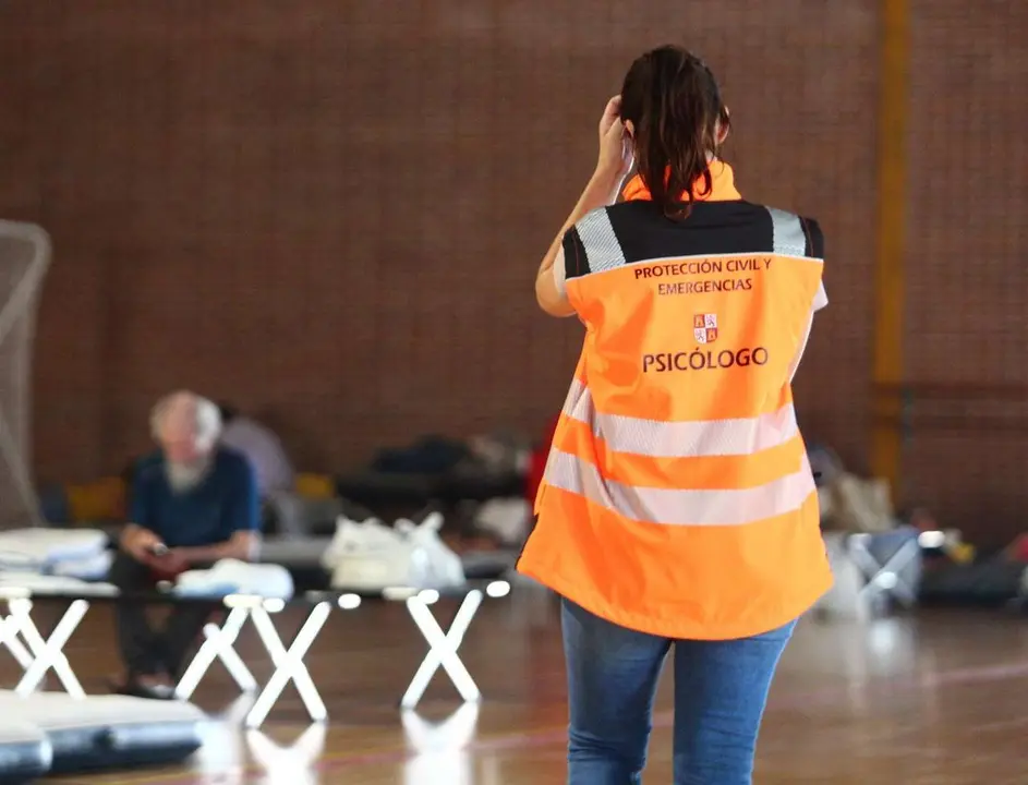 Vecinos de las pedan&iacute;as pertenecientes a Ponferrada evacuados por el incendio al polideportivo Jos&eacute; Arroyo de la ciudad