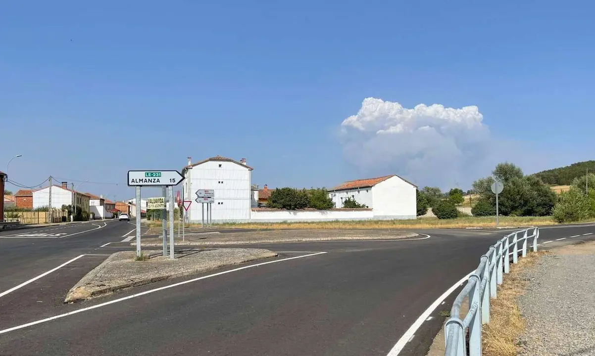 Incendio de Canalejas visto desde el cruce de Almanza.