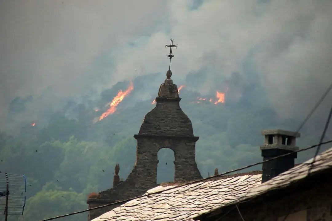 Peio Garc&iacute;a. ICAL. La peque&ntilde;a localidad de Fasgar se encuentra amenazada por un incendio forestal