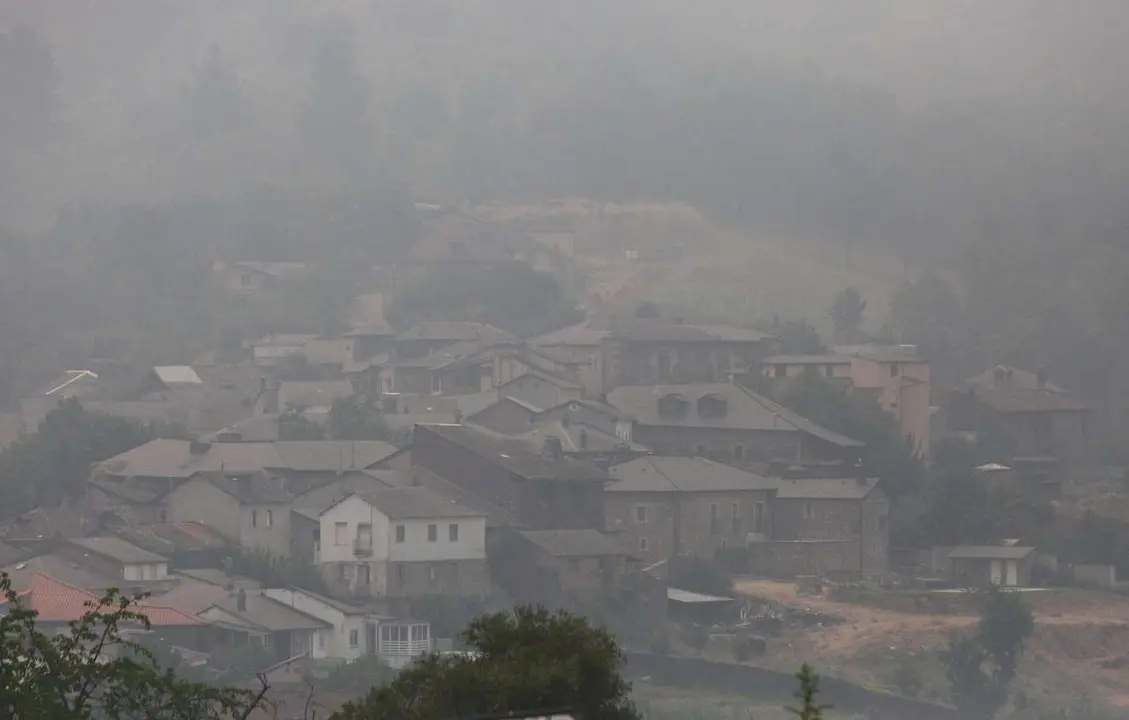 Intenso humo en El Bierzo debido a los diferentes incendios activos. | ICAL