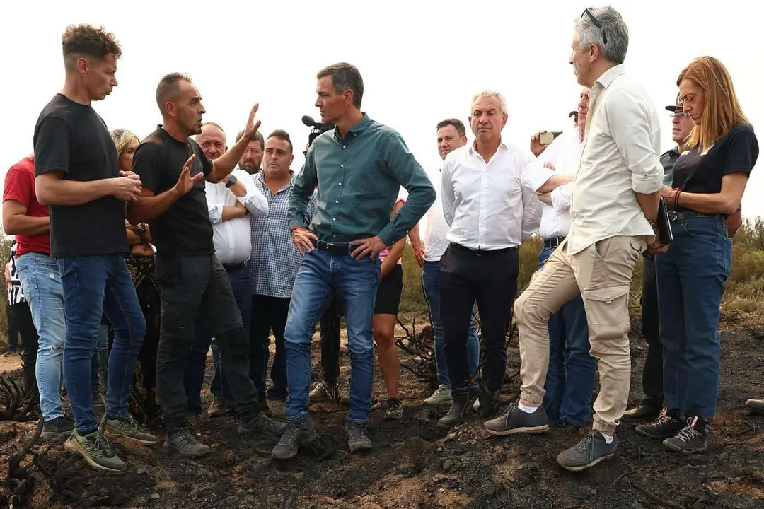 Pool/Moncloa / ICAL. El presidente del Gobierno, Pedro S&aacute;nchez, visita las zonas afectadas por los incendios en Villablino (Le&oacute;n). Le acompa&ntilde;an, el presidente de la Junta, Alfonso Fern&aacute;ndez Ma&ntilde;ueco; el ministro del Interior, Fernando Grande-Marlaska; y el delegado del Gobierno en Castilla y Le&oacute;n, Nicanor Sen; entre otros  Diputaci&oacute;n de Le&oacute;n