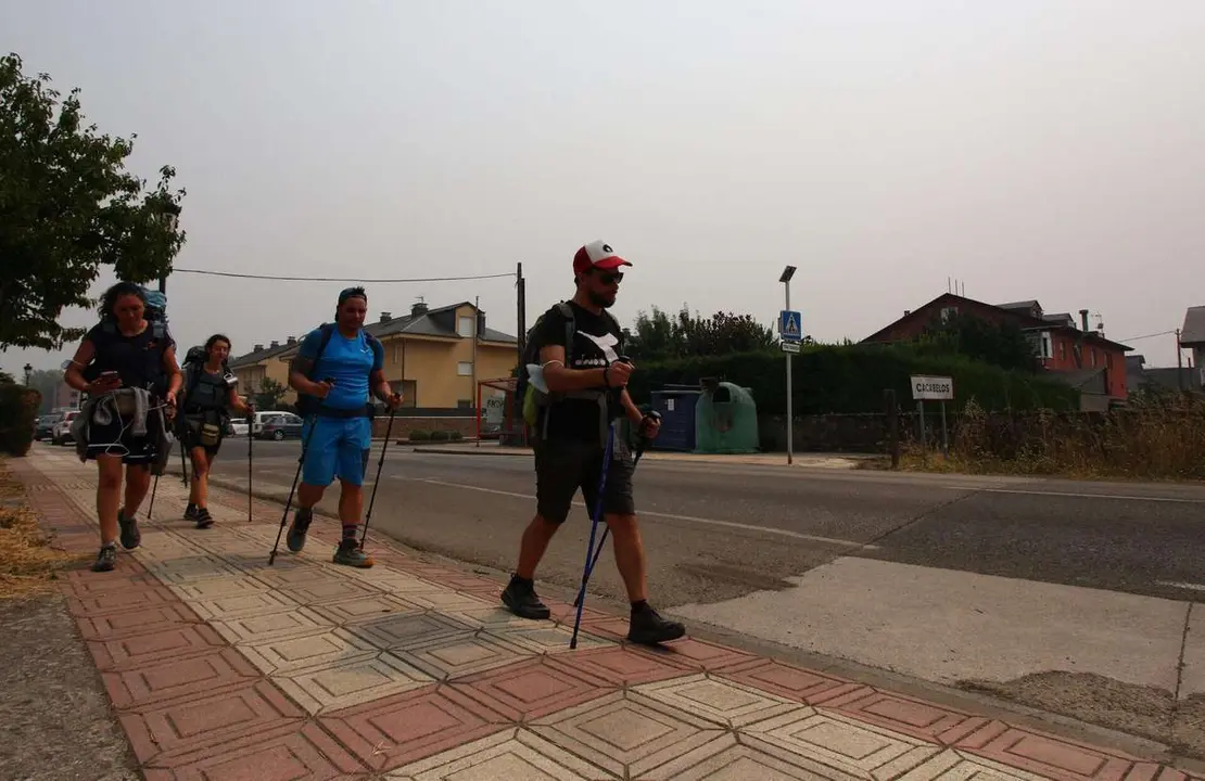 C&eacute;sar Hornija. ICAL. Peregrinos a su paso por la localidad de Cacabelos (Le&oacute;n)