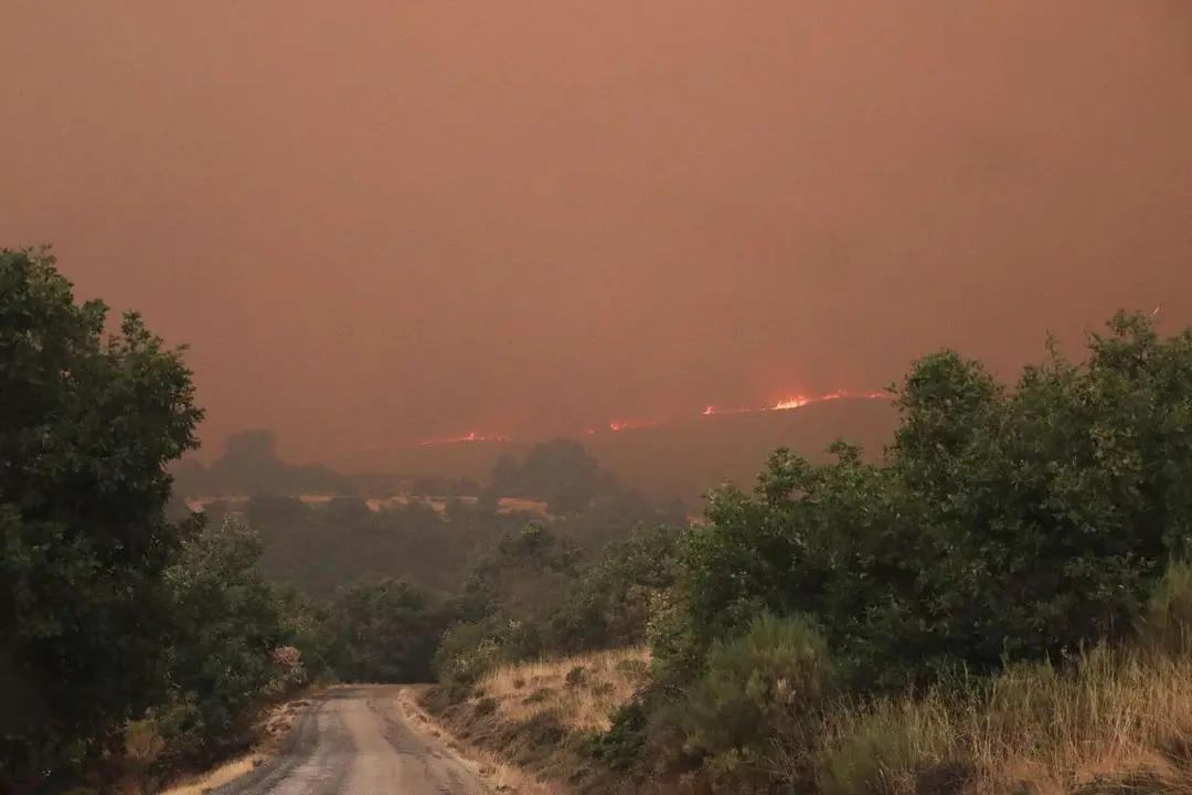 Peio Garc&iacute;a. ICAL. Vecinos y personal forestal de Busnadiego y Piedras Albas (Lucillo, Le&oacute;n) se afanan intentando parar el incendio que amenaza los pueblos