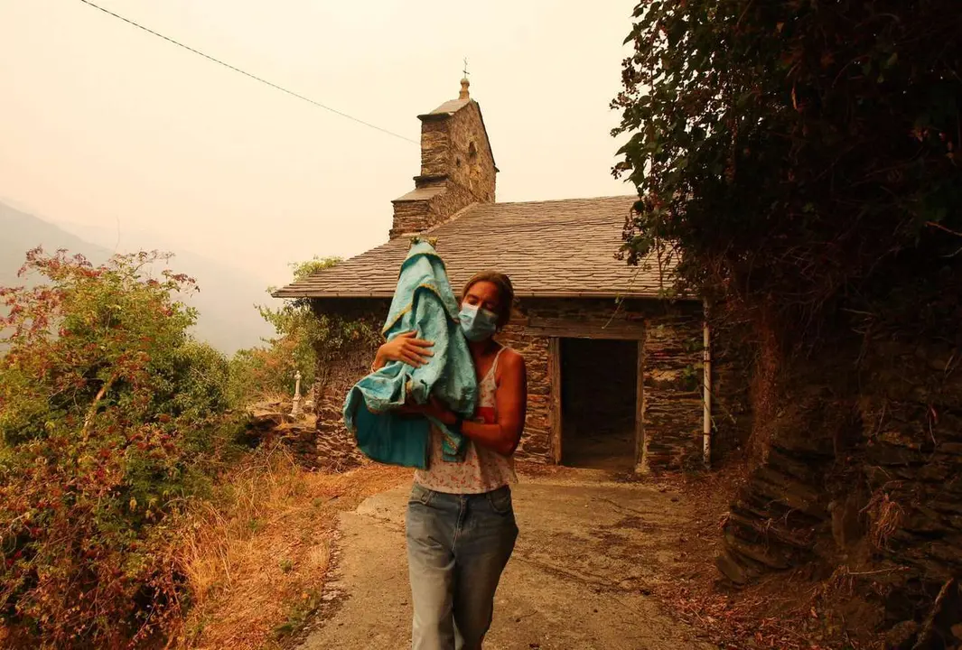 C&eacute;sar Hornija. ICAL. Una vecina de Lusio (Le&oacute;n), rescata la Santa del pueblo ante la posible llegada del fuego
