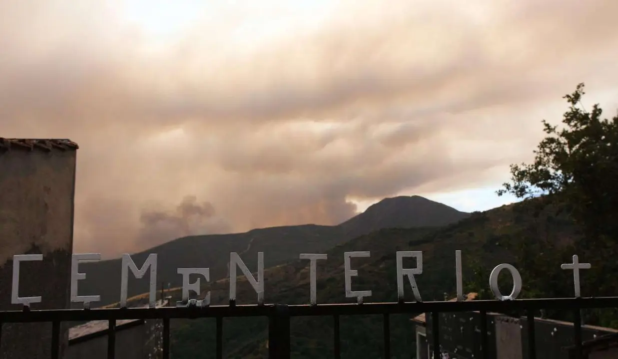 C&eacute;sar Hornija. ICAL. Incendio proveniente de Orense se acerca al municipio de Corull&oacute;n (Le&oacute;n)