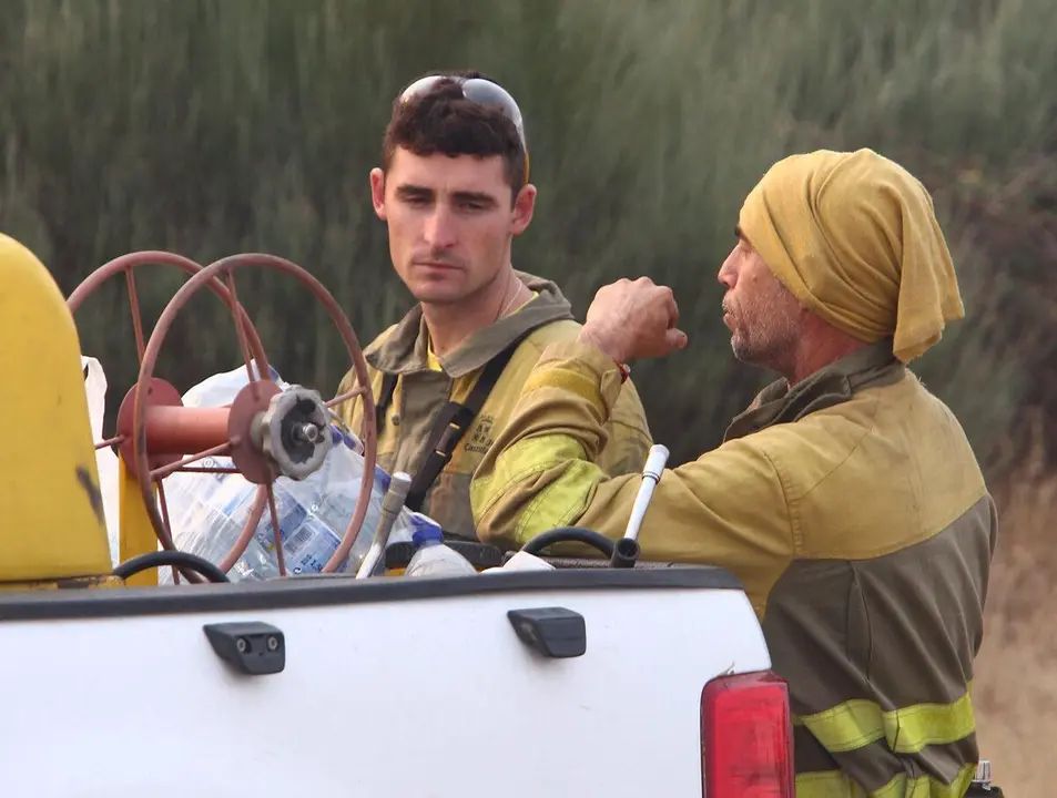 Cuadrillas desplazadas a San Crist&oacute;bal de Valdueza  para el incendio que afecta a varias pedan&iacute;as de Ponferrada. | ICAL