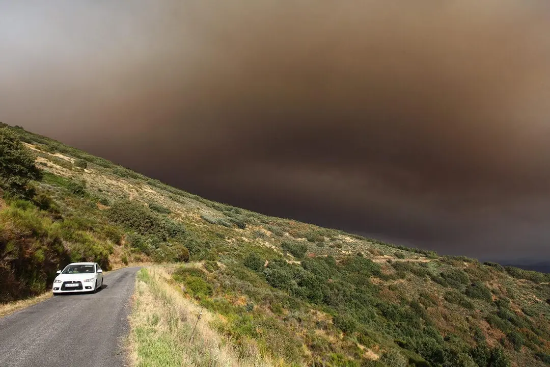 Incendio proveniente de Orense se acerca al municipio de Corull&oacute;n, en El Bierzo. | ICAL