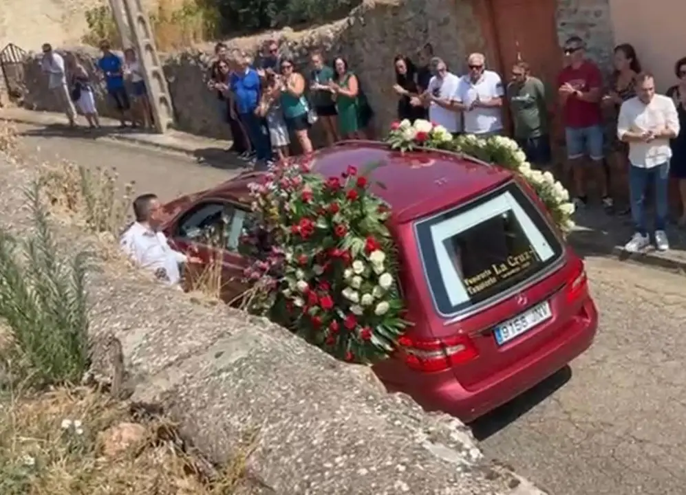 Funeral en Quintanilla de Fl&oacute;rez por Jaime Aparicio Vidales, la segunda de las tres v&iacute;ctimas mortales de los incendios en la provincia de Le&oacute;n. 