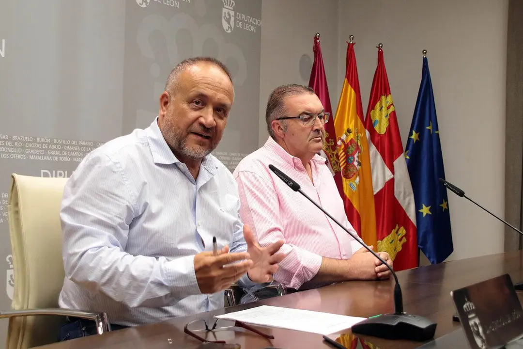 El presidente de la Diputaci&oacute;n de Le&oacute;n, Gerardo &Aacute;lvarez Courel (i). | ICAL