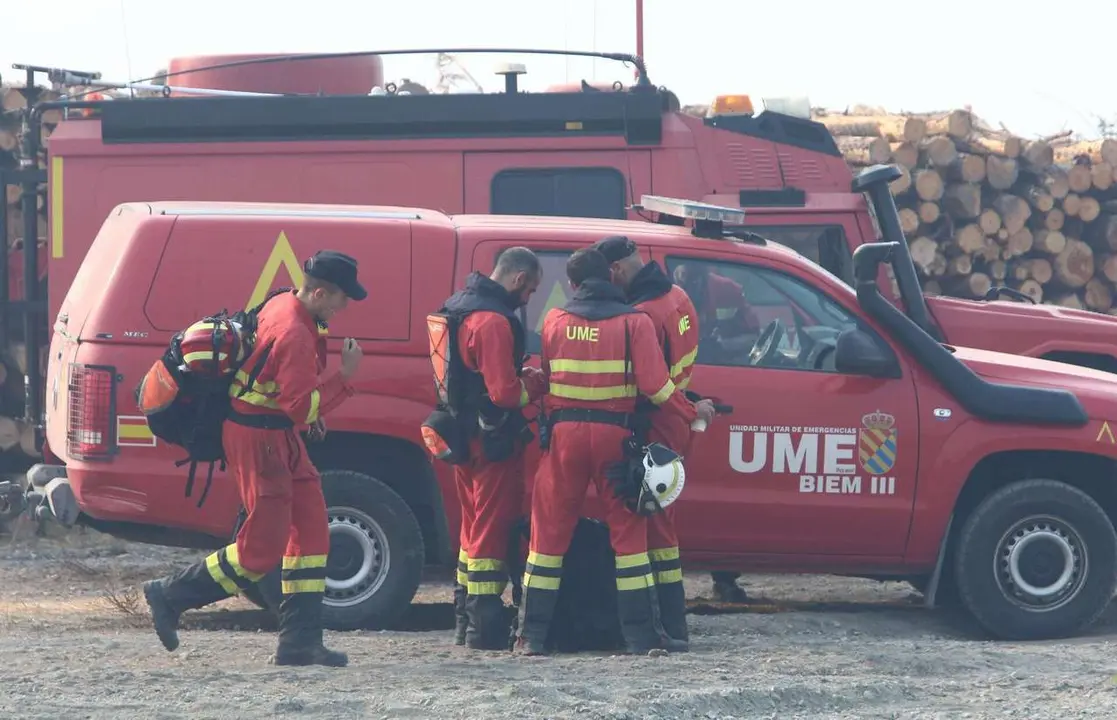 Dispositivo de la UME desplazado al incendio que afecta a los municipios de Oencia y Corull&oacute;n (Le&oacute;n). C&eacute;sar Hornija. ICAL. 