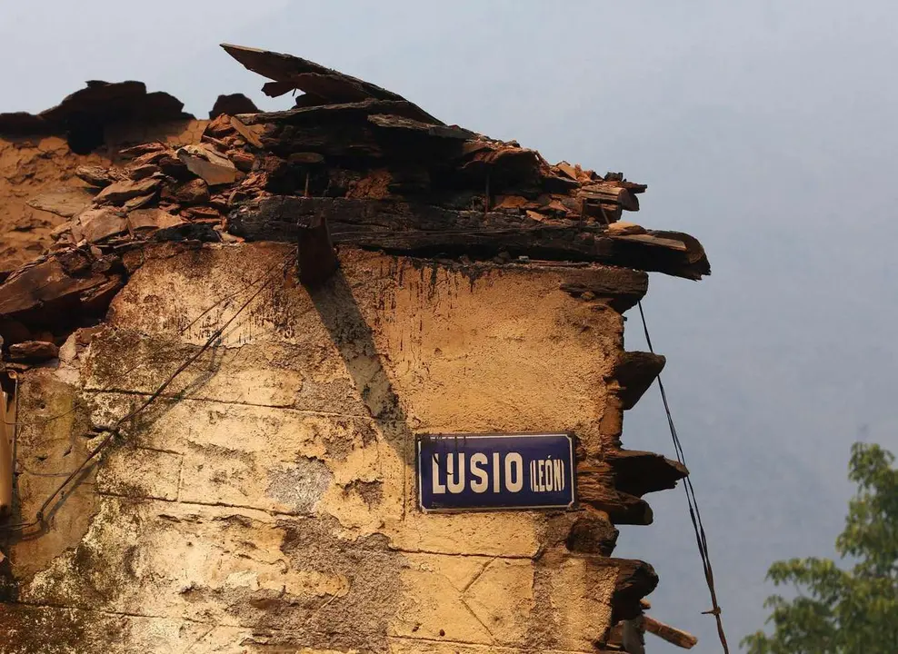 C&eacute;sar Hornija. ICAL. El pueblo de Lusio (Le&oacute;n), arrasado por el fuego
