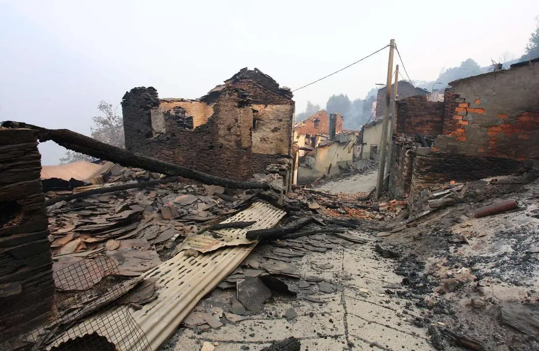 C&eacute;sar Hornija. ICAL. El pueblo de Lusio (Le&oacute;n), arrasado por el fuego