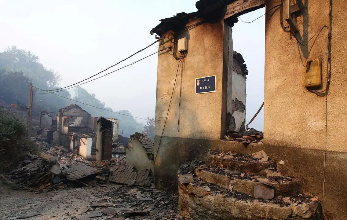 El pueblo de Lusio (Le&oacute;n), arrasado por el fuego. C&eacute;sar Hornija. ICAL. 