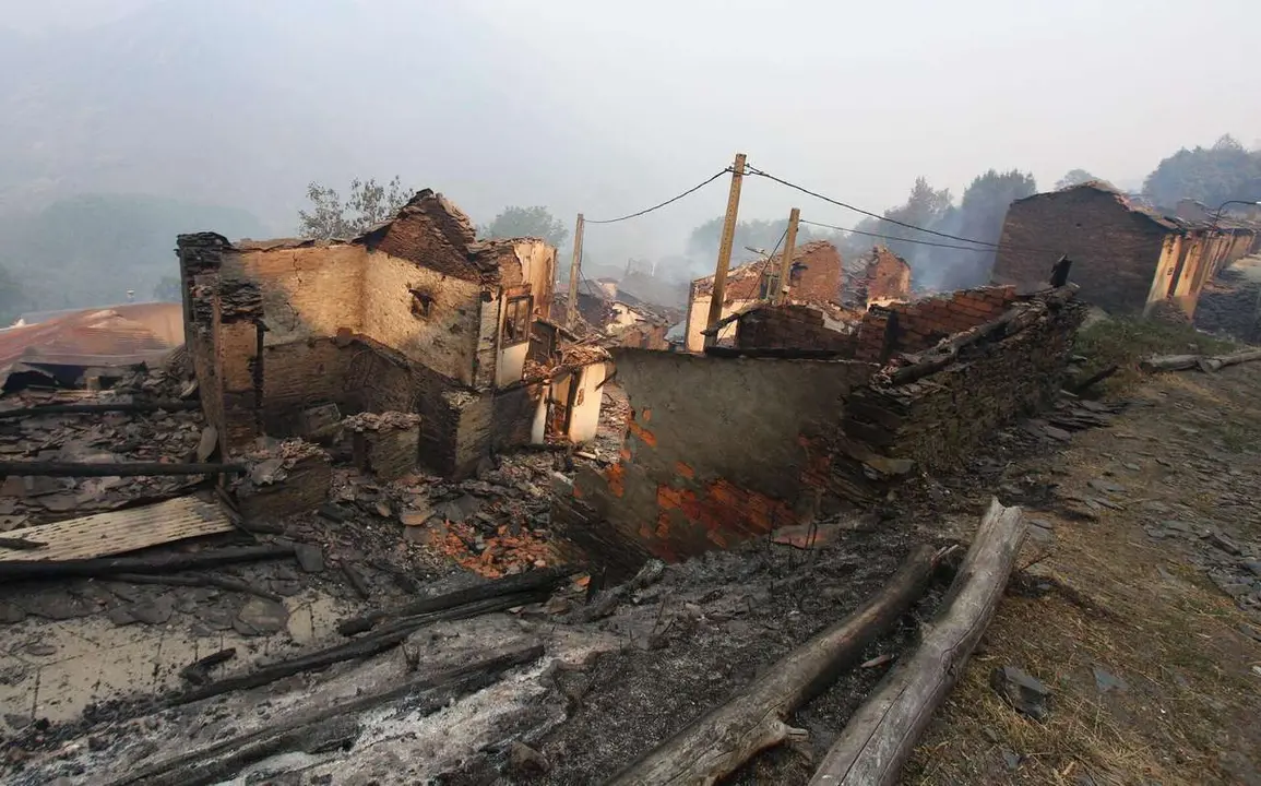 C&eacute;sar Hornija. ICAL. El pueblo de Lusio (Le&oacute;n), arrasado por el fuego