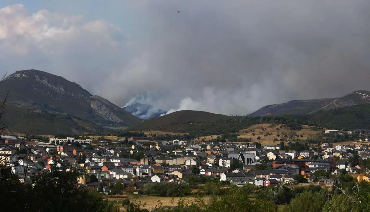 El incendio de Anllares, que afecta al Valle de Fornela, lleva casi tres semanas ardiendo. | ICAL