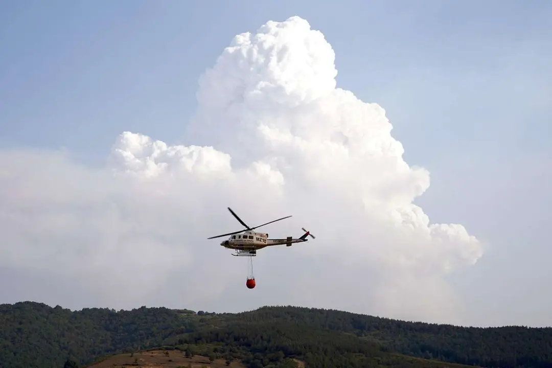Miriam Chac&oacute;n. ICAL. Helic&oacute;ptero tomando agua del pantano de Ria&ntilde;o oara
