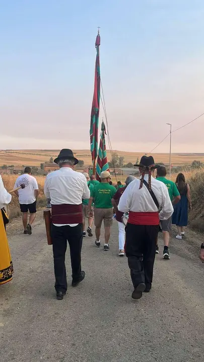 Los pendones ondearon sobre San Justo de los Oteros en una jornada llena de tradici&oacute;n. / Le&oacute;n 24 Horas