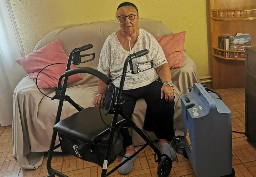 Imagen cedida por Dora Maestre. Mar&iacute;a Dolores Bayo vive conectada a un equipo de ox&iacute;geno y necesita de un andador para moverse. Ha preferido encerrarse en su casa del pueblo en lugar de evacuar La Ba&ntilde;a (Le&oacute;n) por los incendios