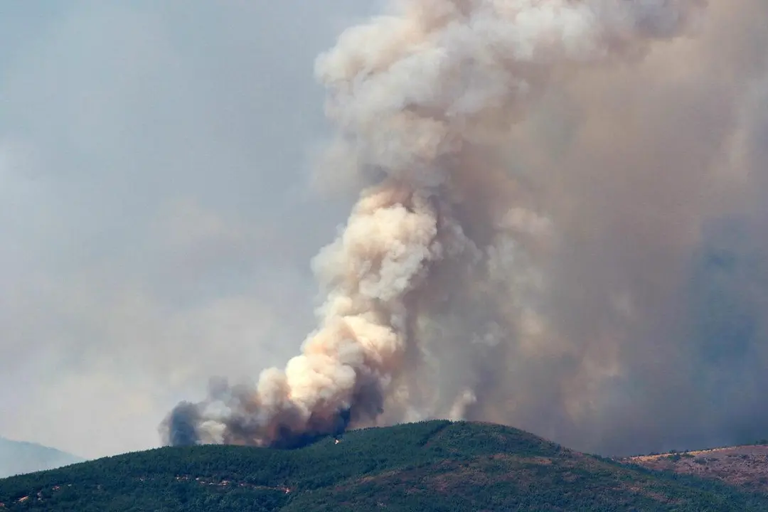 El incendio de Gara&ntilde;o, en Le&oacute;n. | PEIO GARC&Iacute;A / ICAL