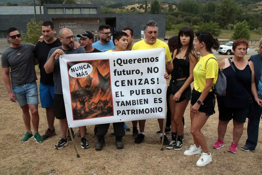 Peio Garc&iacute;a. ICAL. Vecinos de Carucedo se manifiestan a la llegada de los Reyes