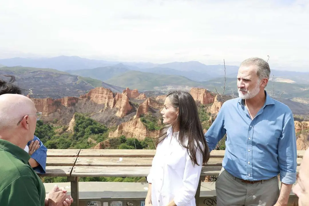 Visita de SSMM los Reyes de Espa&ntilde;a a Las M&eacute;dulas tras los incendios. Fotos Casa Real