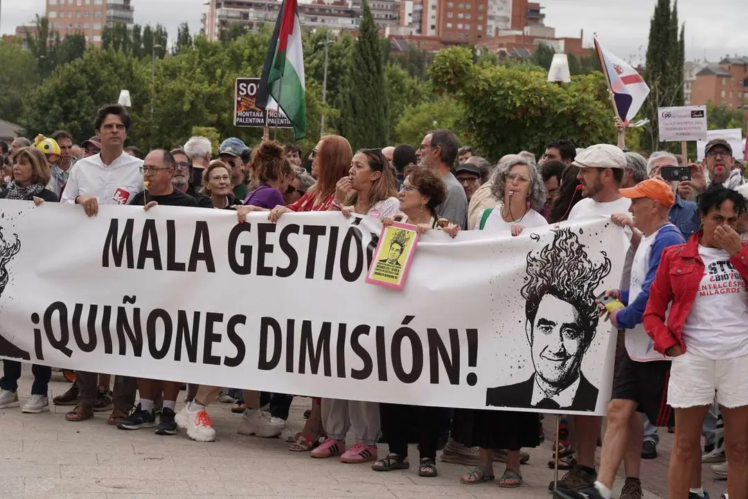 Eduardo Margateto. ICAL. Una veintena de partidos pol&iacute;ticos, sindicatos y organizaciones ciudadanas y vecinales convocan una concentraci&oacute;n frente al Parlamento auton&oacute;mico para exigir al presidente de la Junta, Alfonso Fern&aacute;ndez Ma&ntilde;ueco, que cese al consejero de Medio Ambiente, Juan Carlos Su&aacute;rez-Qui&ntilde;ones, por la gesti&oacute;n del operativo de incendios