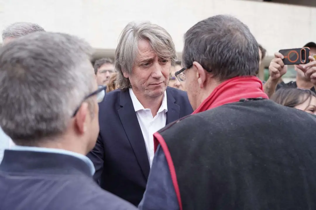 Eduardo Margateto. ICAL. Una veintena de partidos pol&iacute;ticos, sindicatos y organizaciones ciudadanas y vecinales convocan una concentraci&oacute;n frente al Parlamento auton&oacute;mico para exigir al presidente de la Junta, Alfonso Fern&aacute;ndez Ma&ntilde;ueco, que cese al consejero de Medio Ambiente, Juan Carlos Su&aacute;rez-Qui&ntilde;ones, por la gesti&oacute;n del operativo de incendios