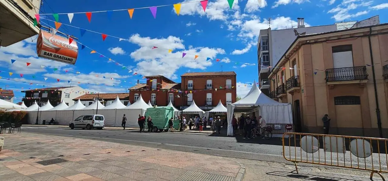 Autoridades y p&uacute;blico asistieron este s&aacute;bado a la inauguraci&oacute;n de la XVIII Feria del Dulce en Benavides de &Oacute;rbigo. LE&Oacute;N 24 HORAS