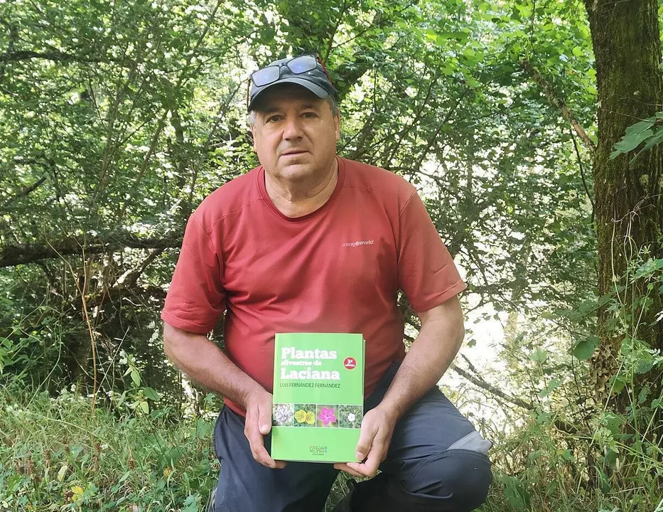Luis Fern&aacute;ndez con su libro &lsquo;Plantas silvestres de Laciana&rsquo;. | ICAL