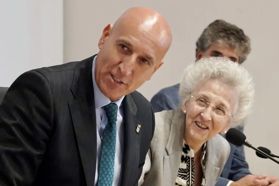 El alcalde de Le&oacute;n, Jos&eacute; Antonio Diez, y la presidenta de Eutherpe, Margarita Morais, presentan el &lsquo;XXI curso para pianistas, directores y j&oacute;venes orquestas&rsquo; de la Fundaci&oacute;n Eutherpe. | ICAL