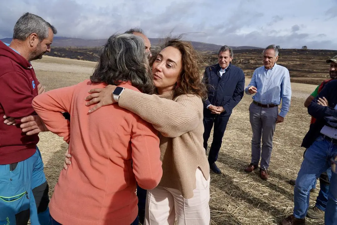 La consejera de Agricultura, Ganader&iacute;a y Desarrollo Rural, Mar&iacute;a Gonz&aacute;lez Corral, visita una ganader&iacute;a de ovino afectada por los incendios en Chana de Somoza, en el municipio de Lucillo (Le&oacute;n). | ICAL