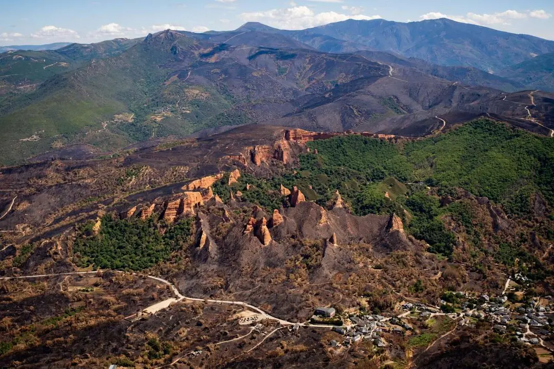 Greenpeace. La presencia de una ola de calor de 16 d&iacute;as de duraci&oacute;n ha agravado los incendios que han asolado Espa&ntilde;a, convirtiendo este verano en uno de los peores de la historia desde que hay registros. Este es el balance de las llamas de estas &uacute;ltimas semanas, que han arrasado casi 400.000 hect&aacute;reas. Greenpeace, de la mano del fot&oacute;grafo Pedro Armestre, ha documentado desde el aire la magnitud de la destrucci&oacute;n, llegando incluso a zonas no fotografiadas hasta ahora.
El incendio forestal que se inici&oacute; en la localidad leonesa de Yeres ha transformado el paisaje de Las M&eacute;dulas, Patrimonio de la Humanidad de la UNESCO. Las llamas han calcinado los caracter&iacute;sticos casta&ntilde;os centenarios de la zona, "aut&eacute;nticas joyas de la naturaleza".