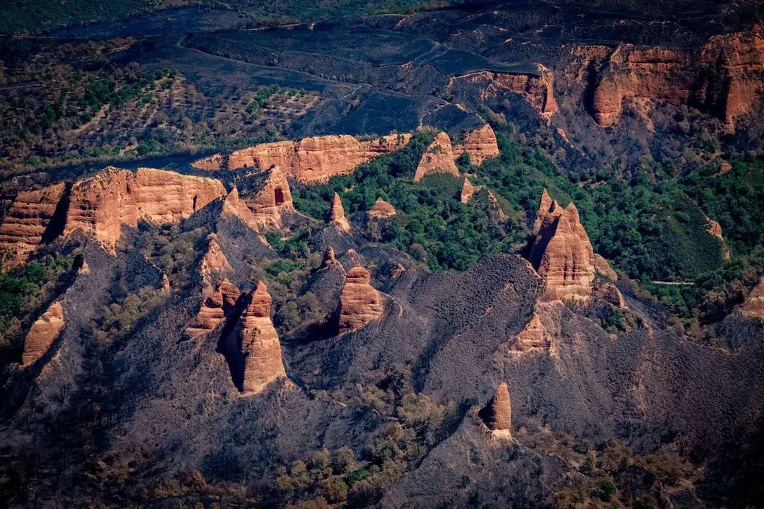 El estado de Las M&eacute;dulas tras los devastadores incendios de este verano. | PEDRO MAESTRE / GREENPEACE