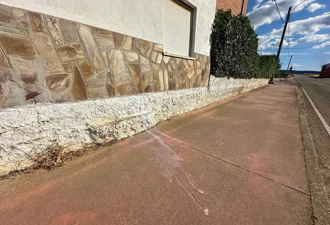 Los restos del &aacute;cido que le arrojaron a un hombre en Jim&eacute;nez de Jamuz (Le&oacute;n) el 15 de agosto siguen visibles en la calle Herreros. | SM