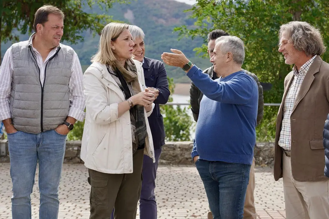 La vicepresidenta de la Junta y consejera de Familia e Igualdad de Oportunidades, Isabel Blanco, se re&uacute;ne en Ria&ntilde;o (Le&oacute;n) con alcaldes de municipios del entorno del Parque Nacional de los Picos de Europa afectados por los incendios. | ICAL