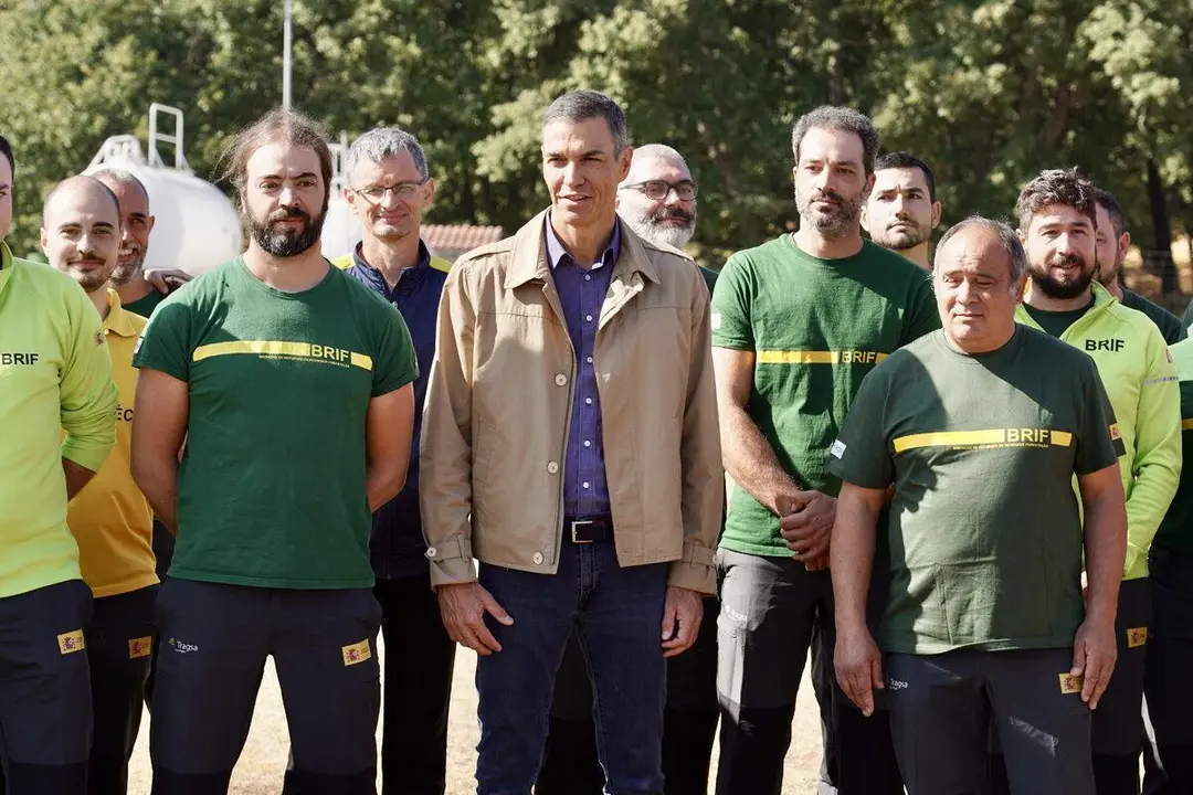 El presidente del Gobierno, Pedro S&aacute;nchez, visit&oacute; este viernes la base de la Brigada de Refuerzo en Incendios Forestales, Brif, de Tabuyo del Monte (Le&oacute;n). | ICAL